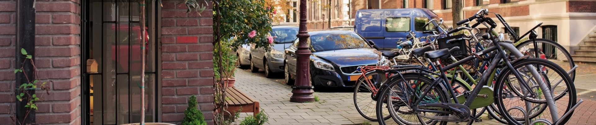 Straat met auto en fietsen