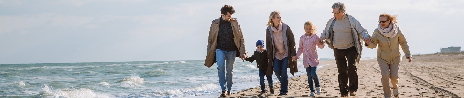 Gezin aan het strand in de herfst